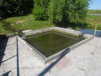 © Le lavoir aux abords du Moulin Enragé alimenté par les eaux du ruisseau