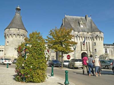 © Cadran Solaire Mairie Cartouche Balance Cartouche 4 saisons Cartouche Bélier Château Châtelet Château Est Château Est 2 Château Est et Bords de Seugne Château Est 3 Château Est 4 Châtelet Salle des Mariages Entrée Salle des Mariages Entrée Cour Intérieure Entrée Mairie Façade Mairie Fontaine Gargouille 1 Gargouille 2 Gargouille 3 Horloge Jardin Sous-Préfecture Salle du Conseil Municipal Sculpture Visage Grimaçant Cour Châtelet Cour Sous-Préfecture