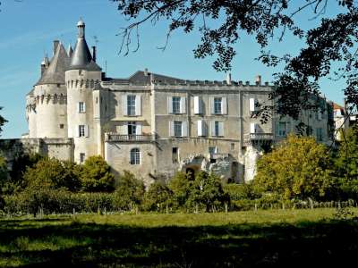 © Cadran Solaire Mairie Cartouche Balance Cartouche 4 saisons Cartouche Bélier Château Châtelet Château Est Château Est 2 Château Est et Bords de Seugne Château Est 3 Château Est 4 Châtelet Salle des Mariages Entrée Salle des Mariages Entrée Cour Intérieure Entrée Mairie Façade Mairie Fontaine Gargouille 1 Gargouille 2 Gargouille 3 Horloge Jardin Sous-Préfecture Salle du Conseil Municipal Sculpture Visage Grimaçant Cour Châtelet Cour Sous-Préfecture