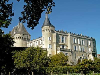 © Cadran Solaire Mairie Cartouche Balance Cartouche 4 saisons Cartouche Bélier Château Châtelet Château Est Château Est 2 Château Est et Bords de Seugne Château Est 3 Château Est 4 Châtelet Salle des Mariages Entrée Salle des Mariages Entrée Cour Intérieure Entrée Mairie Façade Mairie Fontaine Gargouille 1 Gargouille 2 Gargouille 3 Horloge Jardin Sous-Préfecture Salle du Conseil Municipal Sculpture Visage Grimaçant Cour Châtelet Cour Sous-Préfecture