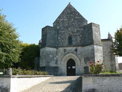 © L'église Saint-Pierre de Germignac L'entrée du jardin de vie et pédagogique à Celles, labellisé