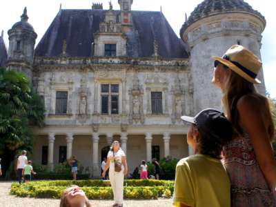 © Joueurs face au chateau des énigmes