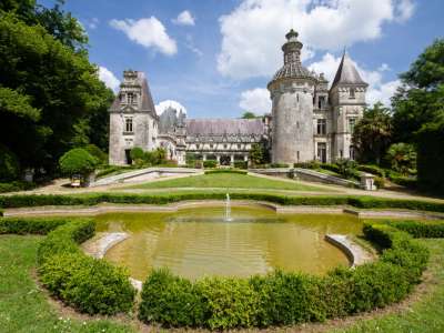 © Vue d'ensemble du chateau d'usson à Pons