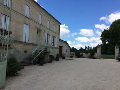 © façade maison et cour fleurie, été 2022 Escalier d'accès au logement terrasse vue cour entrée au salon coin repas tea-time à la cuisine chambre (lit queen size) salle de bain côté toilettes salon terrasse jeunes faucons crécerelles sur la terrasse ! Le moulin de Jeannette à 600 mètres Etang, église & château de Meux à 200 m
