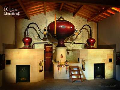 © Alambic familial du Château Montifaud, Étapes du Cognac, à Jarnac-Champagne en Haute-Saintonge