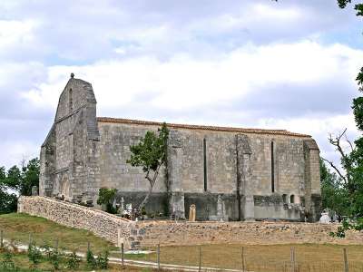 © L'église de Chierzac, commune de Bédenac, sur sa colline au milieu de la forêt