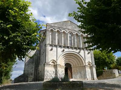 © L'église Saint-Pierre de Germignac L'entrée du jardin de vie et pédagogique à Celles, labellisé