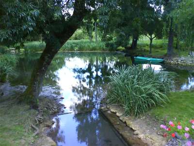 © Le plan d'eau formé par la source St-Fort au pied de la chapelle St-Paul