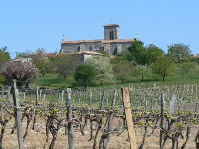 © L'église Saint-Pierre de Germignac L'entrée du jardin de vie et pédagogique à Celles, labellisé