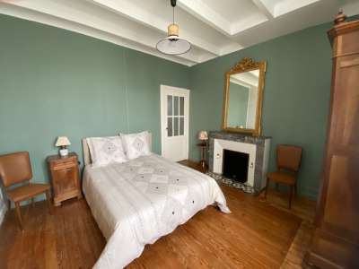 © Maison familiale Rouffignac Salle à manger Parc arboré Chambre verte RDC Salle de bain RDC Couloir 1er étage Chambre bleue 1er étage Chambre verte 1er étage Chambre rose 1er étage Salle de bain 1er étage Salle de bain 1er étage Salon de jardin Cuisine équipée Salon Salon Tournesol et clocher Cuivre hortensias