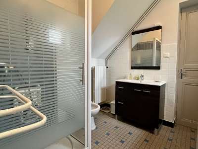 © Maison familiale Rouffignac Salle à manger Parc arboré Chambre verte RDC Salle de bain RDC Couloir 1er étage Chambre bleue 1er étage Chambre verte 1er étage Chambre rose 1er étage Salle de bain 1er étage Salle de bain 1er étage Salon de jardin Cuisine équipée Salon Salon Tournesol et clocher Cuivre hortensias