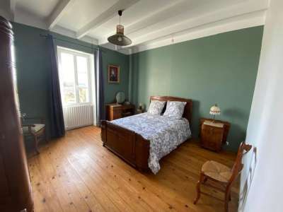 © Maison familiale Rouffignac Salle à manger Parc arboré Chambre verte RDC Salle de bain RDC Couloir 1er étage Chambre bleue 1er étage Chambre verte 1er étage Chambre rose 1er étage Salle de bain 1er étage Salle de bain 1er étage Salon de jardin Cuisine équipée Salon Salon Tournesol et clocher Cuivre hortensias