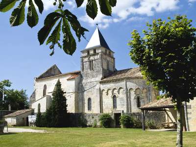 © L'église Saint-André de Clion vu du parc du presbytère Le lavoir dans le bourg de Clion, en bord de Seugne, restauré en 2002 La chapelle des Templiers du hameau de St-Paul Lavoir au hameau de St-Paul où la source St-Fort s'écoule Boulins (trous pour pigeons) sur le mur de la chapelle St-Paul Ruelle du hameau de St-Paul et ses emblématiques roses trémières La Seugne entre Clion et St-Germain-de-Lusignan, à proximité du moulin de Sauge Pont sur la Seugne à St-Germain-de-Lusignan, autre point de départ du circuit Le moulin à vent de Garreau restauré en 1980