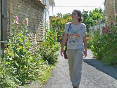 © Ruelles du hameau de St-Paul et ses emblématiques roses trémières
