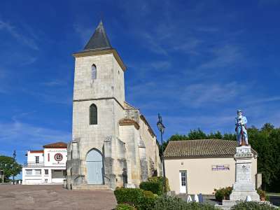 © L'église et le monument aux morts de Boisredon