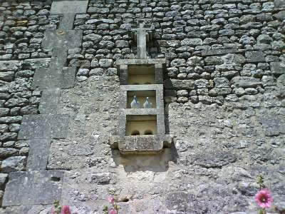 © Boulins (trous pour pigeons) sur le mur de la chapelle St-Paul