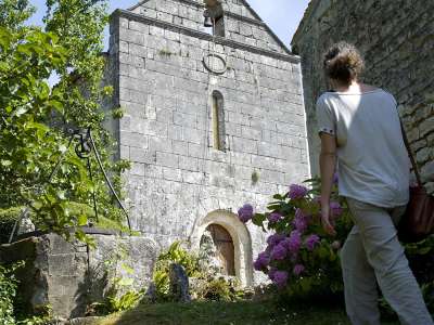 © L'église Saint-André de Clion vu du parc du presbytère Le lavoir dans le bourg de Clion, en bord de Seugne, restauré en 2002 La chapelle des Templiers du hameau de St-Paul Lavoir au hameau de St-Paul où la source St-Fort s'écoule Boulins (trous pour pigeons) sur le mur de la chapelle St-Paul Ruelle du hameau de St-Paul et ses emblématiques roses trémières La Seugne entre Clion et St-Germain-de-Lusignan, à proximité du moulin de Sauge Pont sur la Seugne à St-Germain-de-Lusignan, autre point de départ du circuit Le moulin à vent de Garreau restauré en 1980