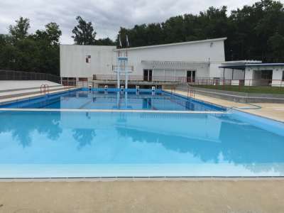 © Piscine découverte de Réaux sur trèfle