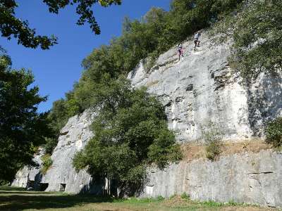 © La falaise de Cordis qui domine la vallée du Trèfle et terrain de jeu pour l'escalade