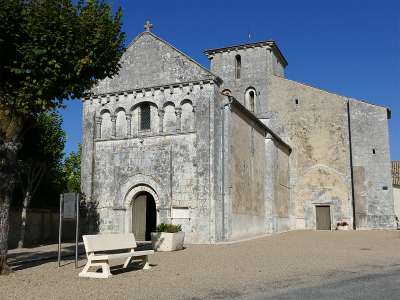 © L'église Saint-Pierre de Semoussac