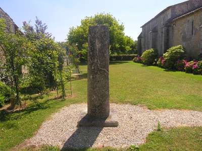 © La borne milliaire à côté de l'église Saint-Pierre de Consac
