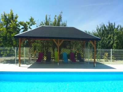 © Facade et les terrasses rez-de-chaussée ouvert Chambre pricipalle Chambre 2 Salle de bain La piscine La piscine Piscine Main courante pour faciliter l'entrée à la piscine Aire de jeu Jardin Jardin