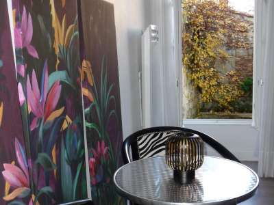© Coin détente Petit déjeuner dans la chambre Se régaler avec les produits du terroir Coin repas Chambre au calme Ouvertures sur terrasse King size bed (180cmx200cm) S'offrir un soin Faire peau neuve Café en terrasse Séjour vue sur la Place