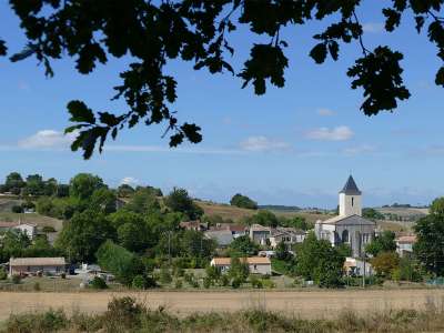 © Petit Niort et l'église Saint-Martin dans leur paysage vallonné