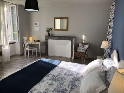 © Extérieur privé clos Cuisine ouverte Séjour La cheminée en pierre Chambre 1 Chambre 2 Salle d'eau Douche à l'italienne Longère charentaise