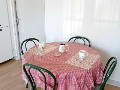 © Coin détente Petit déjeuner dans la chambre Se régaler avec les produits du terroir Coin repas Chambre au calme Ouvertures sur terrasse King size bed (180cmx200cm) S'offrir un soin Faire peau neuve Café en terrasse Séjour vue sur la Place