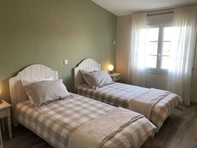 © Extérieur privé clos Cuisine ouverte Séjour La cheminée en pierre Chambre 1 Chambre 2 Salle d'eau Douche à l'italienne Longère charentaise