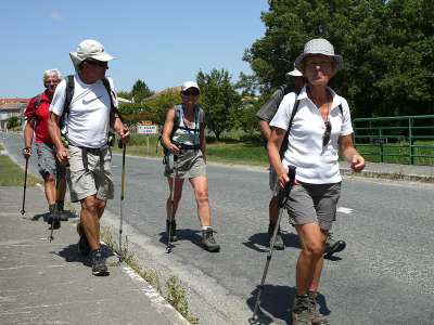 © Au départ du circuit, randonneurs qui traversent le pont sur le Taillon
