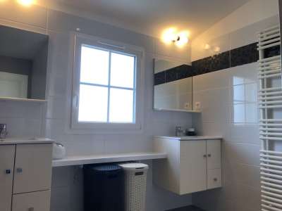 © Extérieur privé clos Cuisine ouverte Séjour La cheminée en pierre Chambre 1 Chambre 2 Salle d'eau Douche à l'italienne Longère charentaise