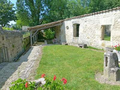 © L'église Saint-André de Clion vu du parc du presbytère Le lavoir dans le bourg de Clion, en bord de Seugne, restauré en 2002 La chapelle des Templiers du hameau de St-Paul Lavoir au hameau de St-Paul où la source St-Fort s'écoule Boulins (trous pour pigeons) sur le mur de la chapelle St-Paul Ruelle du hameau de St-Paul et ses emblématiques roses trémières La Seugne entre Clion et St-Germain-de-Lusignan, à proximité du moulin de Sauge Pont sur la Seugne à St-Germain-de-Lusignan, autre point de départ du circuit Le moulin à vent de Garreau restauré en 1980