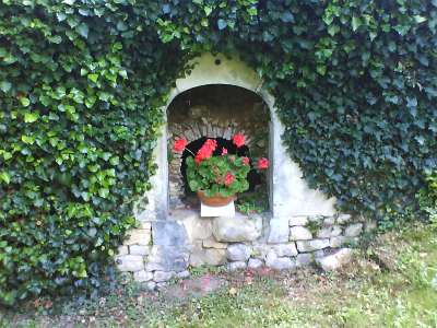 © Ancien four construit dans le rocher d'où jaillit la source St-Fort