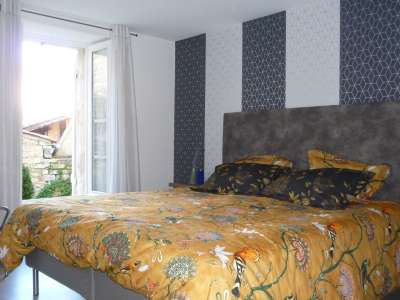 © Coin détente Petit déjeuner dans la chambre Se régaler avec les produits du terroir Coin repas Chambre au calme Ouvertures sur terrasse King size bed (180cmx200cm) S'offrir un soin Faire peau neuve Café en terrasse Séjour vue sur la Place