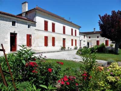 © L'allée d'entrée au domaine chambres_hotes_lassalle chambres_hotes_lassalle chambres_hotes_lassalle chambres_hotes_lassalle chambres_hotes_lassalle Domaine des Tonneaux à Jarnac Champagne Domaine des Tonneaux à Jarnac Champagne Domaine des Tonneaux à Jarnac Champagne Domaine des Tonneaux à Jarnac Champagne Domaine des Tonneaux à Jarnac Champagne