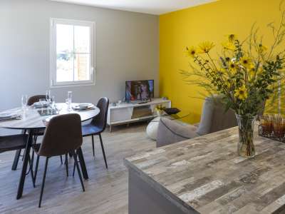 © Cuisine et son ilot Cuisine coin repas pièce de Vie Vu sur l'extérieur Espace détente Salle de Bain Douche à l'italienne Meuble vasque chambre lit 180x200 Chambre Borne de Recharge Entrée portail Parking privé Salon de Jardin Terrasse devant jardin Jardin Plancha et Transats Transats Coin de Lavande Espace Jardin Jardin