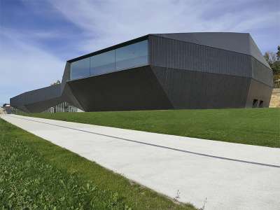© Le Centre des Congrès de Haute-Saintonge et son architecture singulière primée L'entrée du Centre des Congrès de Haute-Saintonge lors d'un spectacle en nocturne Cérémonie des Trophées de Haute-Saintonge dans l'Auditorium Cérémonie des Journées Régionales de la Construction Bois dans l'Auditorium Cérémonie des Trophées de Haute-Saintonge dans l'Auditorium Cérémonie des 10 ans de la Maison de l'Emploi de Haute-Saintonge dans l'Auditorium Cérémonie des Journées Régionales de la Construction Bois dans l'Auditorium Concert à l'Auditorium à l'acoustique remarquable grâce au plafond en bois ondulé Concert à l'Auditorium à l'acoustique remarquable grâce au plafond en bois ondulé Concert à l'Auditorium à l'acoustique remarquable grâce au plafond en bois ondulé La cabine de traduction de l'Auditorium Le Studio TV du Centre des Congrès de Haute-Saintonge Concert à l'Auditorium à l'acoustique remarquable grâce au plafond en bois ondulé L'Agora en configuration gradins sortis L'Agora en configuration gradins sortis L'Agora en configuration gradins sortis Un concert dans l'Agora, configuration gradins sortis et parterre de danse Un concert dans l'Agora, configuration gradins sortis et parterre de danse Concert dans l'Agora Soirée cabaret dans l'Agora, gradins rétractés, tables rondes sur le parterre Thé dansant dans l'Agora, gradins rétractés, tables rondes et parterre de danse Repas dans l'Agora, gradins rétractés, tables rectangulaires Repas dans l'Agora, gradins rétractés, tables rectangulaires Mise en place pour un repas dans l'Agora avec tables rectangulaires Exposition dans le Hall d'entrée de 600m² Le Hall d'entrée de 600m² et son bar Exposition dans le Hall d'entrée de 600m² Le Hall d'entrée de 600m² Le Hall d'entrée de 600m² du haut de l'escalier monumental Le Hall d'entrée de 600m² du haut de l'escalier monumental un soir de concert Vue imprenable sur la vallée de la Seugne et la campagne haute-saintongeaise Le Hall d'entrée de 600m² en configuration repas buffet Le Hall d'entrée de 600m² en configuration repas-buffet lors d'une réunion de travail Le Hall d'entrée de 600m² en configuration repas-buffet lors d'une réunion de travail Un congressiste dans le Hall d'entrée de 600m² en configuration repas-buffet Petit déjeuner d'accueil dans le Hall d'entrée de 600m² lors d'un congrès Le bar du Hall d'entrée de 600m² Le bar du Hall d'entrée de 600m² Réunion de travail dans une des salles de séminaires Réunion de travail dans une des salles de séminaires Réunion de travail dans une des salles de séminaires Une des six salles de séminaires Une des six salles de séminaires Une des six salles de séminaires Une salle de séminaire transformée en salle d'exposition Une salle de séminaire transformée en salle d'exposition Une des sept loges Une des sept loges Une des sept loges