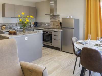 © Cuisine et son ilot Cuisine coin repas pièce de Vie Vu sur l'extérieur Espace détente Salle de Bain Douche à l'italienne Meuble vasque chambre lit 180x200 Chambre Borne de Recharge Entrée portail Parking privé Salon de Jardin Terrasse devant jardin Jardin Plancha et Transats Transats Coin de Lavande Espace Jardin Jardin