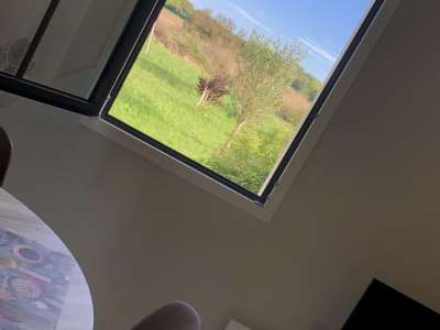 © Cuisine et son ilot Cuisine coin repas pièce de Vie Vu sur l'extérieur Espace détente Salle de Bain Douche à l'italienne Meuble vasque chambre lit 180x200 Chambre Borne de Recharge Entrée portail Parking privé Salon de Jardin Terrasse devant jardin Jardin Plancha et Transats Transats Coin de Lavande Espace Jardin Jardin