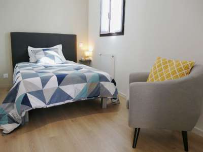 © Chambre pour 1 personne avec un lit de 120 cm