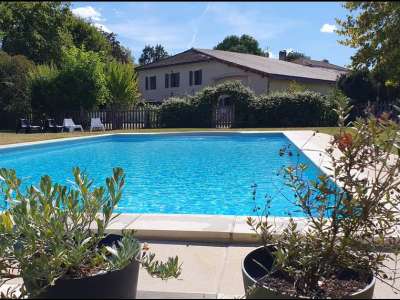 © piscine Domaine Bardon terrasse coin repas coin salon Vue piscine Campagne de Chaunac espace piscine coin relax