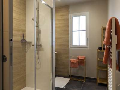 © Cuisine et son ilot Cuisine coin repas pièce de Vie Vu sur l'extérieur Espace détente Salle de Bain Douche à l'italienne Meuble vasque chambre lit 180x200 Chambre Borne de Recharge Entrée portail Parking privé Salon de Jardin Terrasse devant jardin Jardin Plancha et Transats Transats Coin de Lavande Espace Jardin Jardin