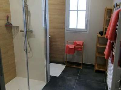 © Cuisine et son ilot Cuisine coin repas pièce de Vie Vu sur l'extérieur Espace détente Salle de Bain Douche à l'italienne Meuble vasque chambre lit 180x200 Chambre Borne de Recharge Entrée portail Parking privé Salon de Jardin Terrasse devant jardin Jardin Plancha et Transats Transats Coin de Lavande Espace Jardin Jardin