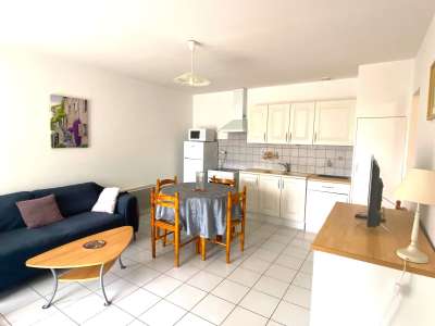 © Séjour Cuisine - vue 1 Séjour / Cuisine - vue 2 Chambre 1 Chambre 2 Salle de bains Extérieur Parc ombragé