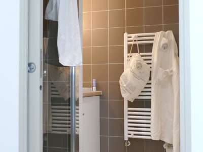 © Salle de douche fonctionnel avec machine à laver