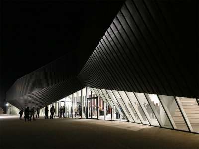 © Le Centre des Congrès de Haute-Saintonge et son architecture singulière primée L'entrée du Centre des Congrès de Haute-Saintonge lors d'un spectacle en nocturne Cérémonie des Trophées de Haute-Saintonge dans l'Auditorium Cérémonie des Journées Régionales de la Construction Bois dans l'Auditorium Cérémonie des Trophées de Haute-Saintonge dans l'Auditorium Cérémonie des 10 ans de la Maison de l'Emploi de Haute-Saintonge dans l'Auditorium Cérémonie des Journées Régionales de la Construction Bois dans l'Auditorium Concert à l'Auditorium à l'acoustique remarquable grâce au plafond en bois ondulé Concert à l'Auditorium à l'acoustique remarquable grâce au plafond en bois ondulé Concert à l'Auditorium à l'acoustique remarquable grâce au plafond en bois ondulé La cabine de traduction de l'Auditorium Le Studio TV du Centre des Congrès de Haute-Saintonge Concert à l'Auditorium à l'acoustique remarquable grâce au plafond en bois ondulé L'Agora en configuration gradins sortis L'Agora en configuration gradins sortis L'Agora en configuration gradins sortis Un concert dans l'Agora, configuration gradins sortis et parterre de danse Un concert dans l'Agora, configuration gradins sortis et parterre de danse Concert dans l'Agora Soirée cabaret dans l'Agora, gradins rétractés, tables rondes sur le parterre Thé dansant dans l'Agora, gradins rétractés, tables rondes et parterre de danse Repas dans l'Agora, gradins rétractés, tables rectangulaires Repas dans l'Agora, gradins rétractés, tables rectangulaires Mise en place pour un repas dans l'Agora avec tables rectangulaires Exposition dans le Hall d'entrée de 600m² Le Hall d'entrée de 600m² et son bar Exposition dans le Hall d'entrée de 600m² Le Hall d'entrée de 600m² Le Hall d'entrée de 600m² du haut de l'escalier monumental Le Hall d'entrée de 600m² du haut de l'escalier monumental un soir de concert Vue imprenable sur la vallée de la Seugne et la campagne haute-saintongeaise Le Hall d'entrée de 600m² en configuration repas buffet Le Hall d'entrée de 600m² en configuration repas-buffet lors d'une réunion de travail Le Hall d'entrée de 600m² en configuration repas-buffet lors d'une réunion de travail Un congressiste dans le Hall d'entrée de 600m² en configuration repas-buffet Petit déjeuner d'accueil dans le Hall d'entrée de 600m² lors d'un congrès Le bar du Hall d'entrée de 600m² Le bar du Hall d'entrée de 600m² Réunion de travail dans une des salles de séminaires Réunion de travail dans une des salles de séminaires Réunion de travail dans une des salles de séminaires Une des six salles de séminaires Une des six salles de séminaires Une des six salles de séminaires Une salle de séminaire transformée en salle d'exposition Une salle de séminaire transformée en salle d'exposition Une des sept loges Une des sept loges Une des sept loges