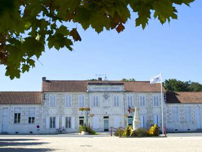 © La Mairie et le monument aux morts de Salignac-sur-Charente