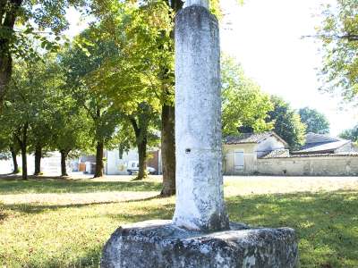 © Paysage aux alentours du port du Lys à Salignac-sur-Charente Le port du Lys sur l'itinéraire de la Flow Vélo Le château de La Garde Une croix de chemin L'église Saint-Louis de Salignac-sur-Charente La Mairie et le monument aux morts de Salignac-sur-Charente Le monument aux morts de Salignac-sur-Charente La campagne salignacaise et le château de La Garde Un porche typiquement charentais dans le bourg Une façade en moellons typique des Charentes à retrouver dans le bourg Un puits dans le bourg de Salignac-sur-Charente